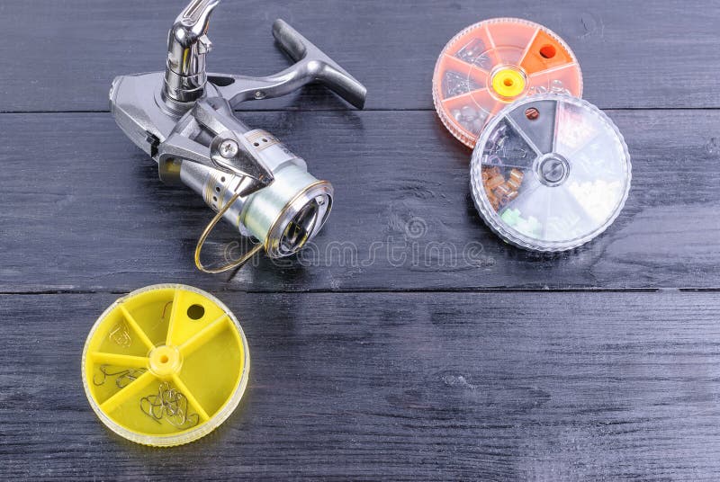 Vistuig op een donkere houten achtergrond stock fotografie Vistuig op een donkere houten achtergrond stock fotografie