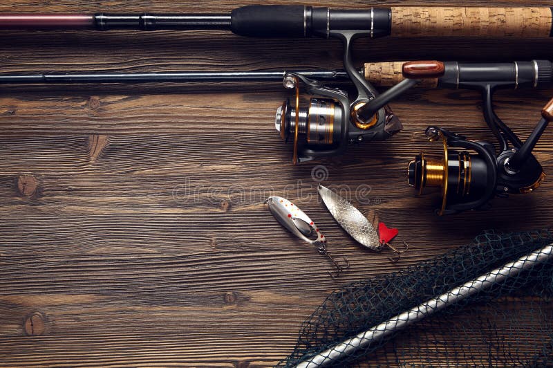 Vistuig - visserij het spinnen, haken en lokmiddelen op houten bac stock fotografie Vistuig - visserij het spinnen, haken en lokmiddelen op houten bac stock fotografie