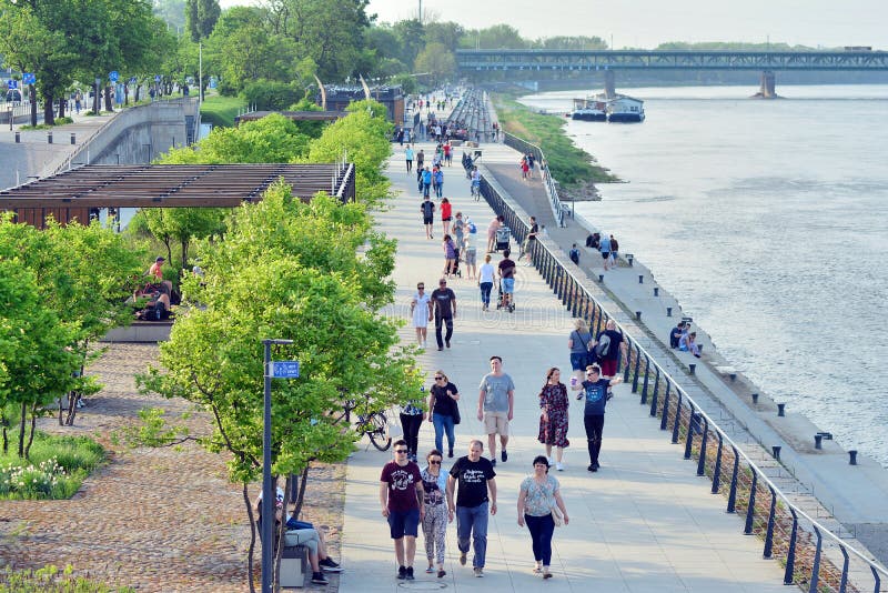 Vistulanboulevards aan de westelijke kant van de Rivier Vistula in Warshau royalty-vrije stock fotografie Vistulanboulevards aan de westelijke kant van de Rivier Vistula in Warshau royalty-vrije stock fotografie