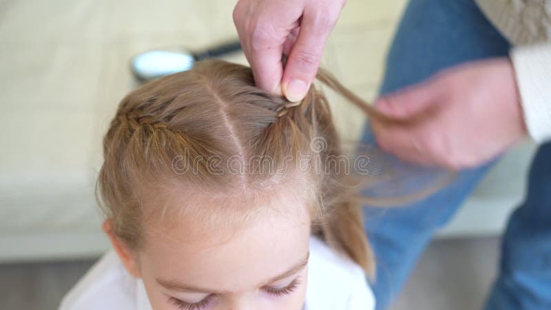 Visualizza in alto le mani della mamma hanno frantumato i piccioni della figlia per andare a scuola la mattina archivi video