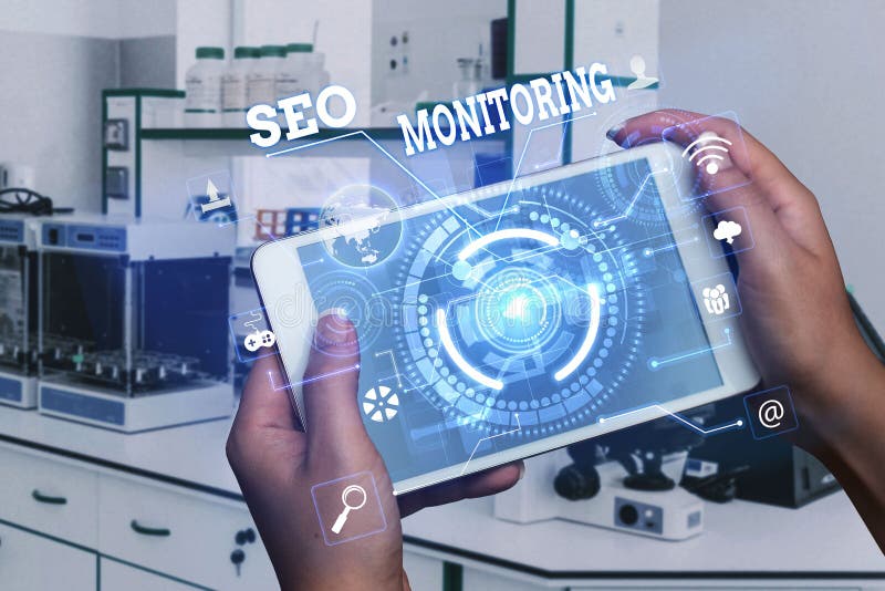 Visualizzazione concettuale secondo monitoraggio. concetto di Internet che traccia l'andamento della strategia messa in atto nella. Visualizzazione concettuale secondo il monitoraggio delle idee aziendali tracciando lo stato di avanzamento della strategia sulla piattaforma premendo il tasto dello schermo del cellulare per mostrare la tecnologia futuristica.