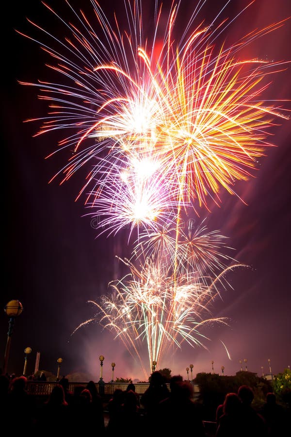 Visualizzazione dei fuochi d'artificio immagine stock Visualizzazione dei fuochi d'artificio immagine stock