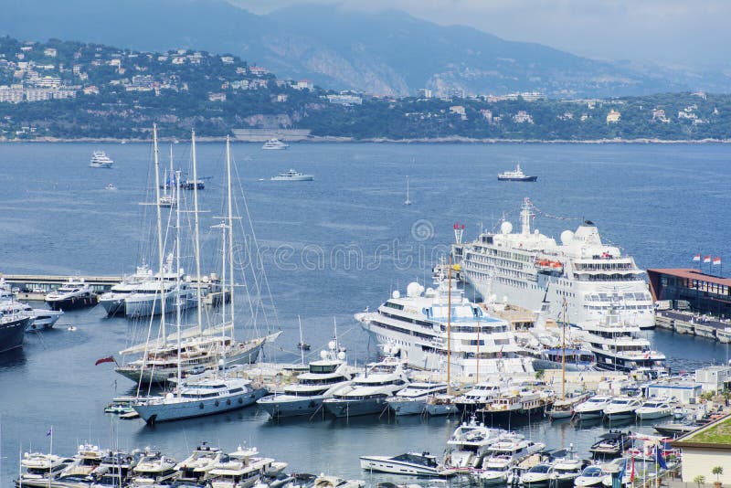 Visualizzazione del porto marittimo del Monaco da sopra fotografie stock Visualizzazione del porto marittimo del Monaco da sopra fotografie stock