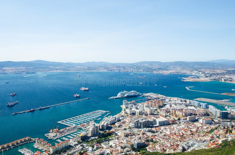 Visualizzazione globale dalla cima della roccia della città di Gibilterra, porto e porticciolo di crociera, pista dell'aeroporto, fotografia stock libera da diritti Visualizzazione globale dalla cima della roccia della città di Gibilterra, porto e porticciolo di crociera, pista dell'aeroporto, fotografia stock libera da diritti