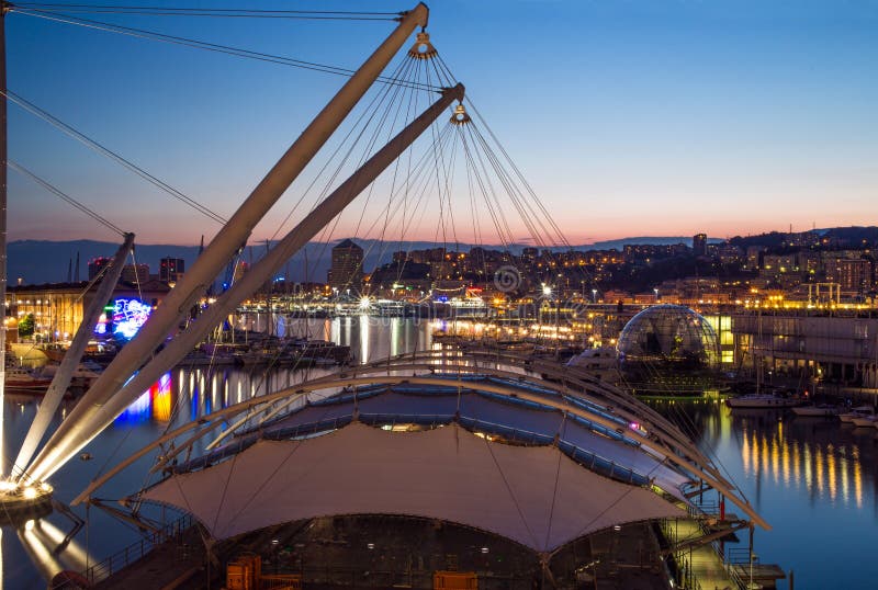 Visualizzazione superiore del porto di Genova di notte, l'Italia immagine stock libera da diritti Visualizzazione superiore del porto di Genova di notte, l'Italia immagine stock libera da diritti