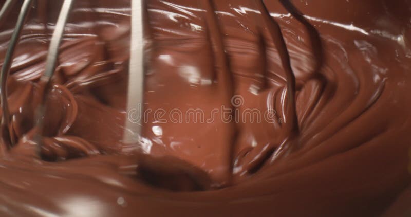 Visão de detalhe do chocolate girando com espátula