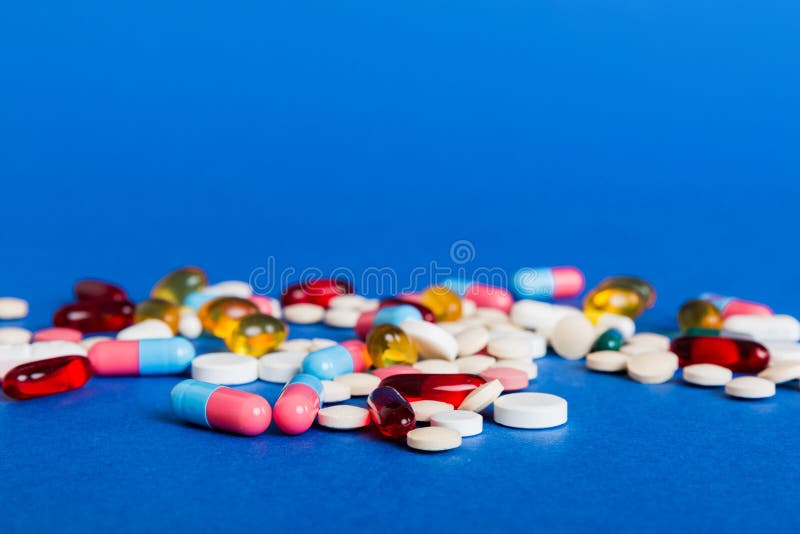 Visão de muitos medicamentos coloridos e pílulas. conjunto de muitas pílulas sobre fundo colorido