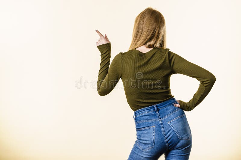 Visão de trás da mulher apontando para o espaço de cópia imagem de stock royalty free