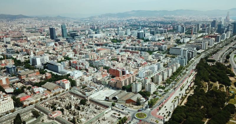 Visão dos modernos distritos de barcelona com o mediterrâneo no dia nublado