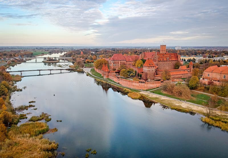 Visão geral do castelo Malbork em cores do outono