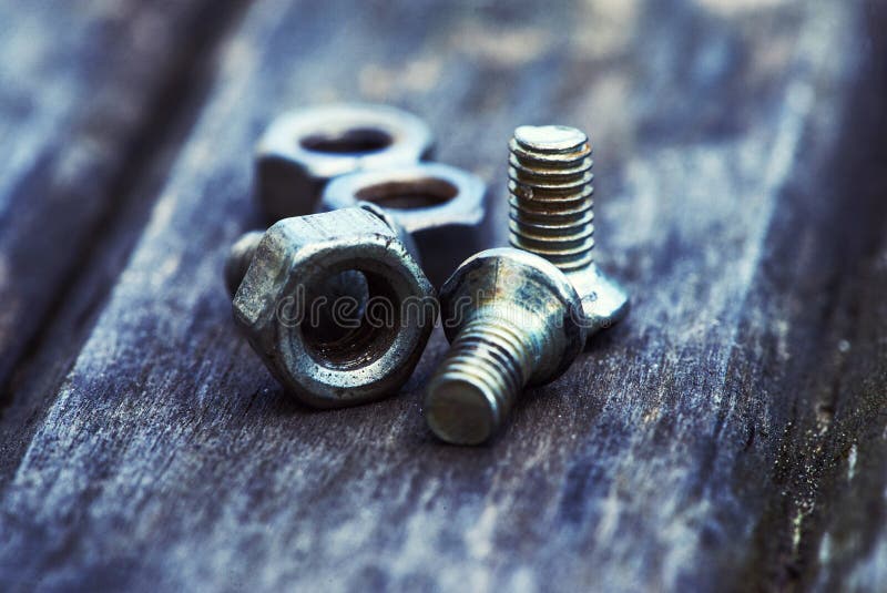 Visão macro de pinos e porcas de metal brilhante imagens de stock royalty free Visão macro de pinos e porcas de metal brilhante imagens de stock royalty free