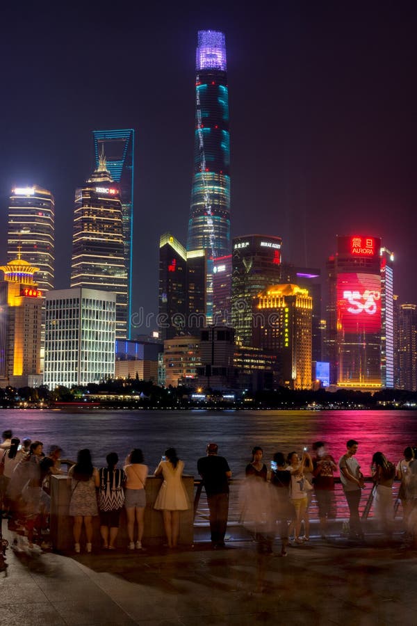 Visão noturna dos novos arranha-céus de Pudong em Xangai através do rio Huangpu foto de stock Visão noturna dos novos arranha-céus de Pudong em Xangai através do rio Huangpu foto de stock