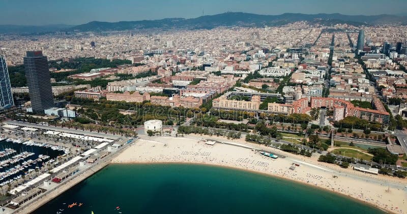 Visão panorâmica dos distritos históricos de barcelona com o mediterrâneo no dia ensolarado