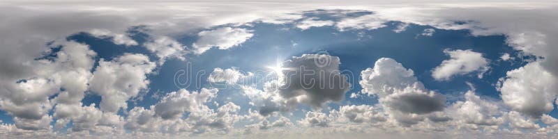 Visão panorâmica sem descontinuidades do céu azul nublado hdripanorama com ângulo de 360 graus com lindas nuvens com zenito para u