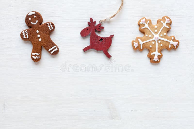 Vit bakgrund för jul med pepparkakor och annan juldekor arkivbild Vit bakgrund för jul med pepparkakor och annan juldekor arkivbild