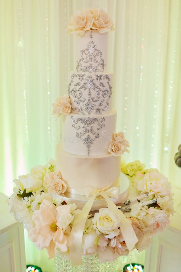 Vit br?llopst?rta med blommor och bl?b?r Tappningstil f?r br?llop royaltyfri bild Vit br?llopst?rta med blommor och bl?b?r Tappningstil f?r br?llop royaltyfri bild