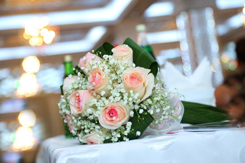 Vit bröllop- och kopplingsblommabukett Härlig bröllopbukett med olika blommor, rosor den blåa detaljblommagarteren snör åt bröllo royaltyfria bilder Vit bröllop- och kopplingsblommabukett Härlig bröllopbukett med olika blommor, rosor den blåa detaljblommagarteren snör åt bröllo royaltyfria bilder