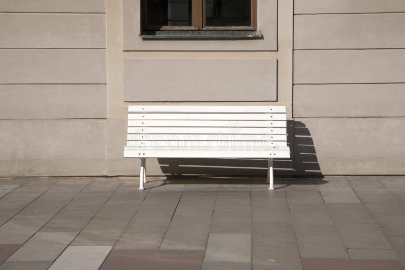 Vit bänk arkivbilder Vit bänk arkivbilder