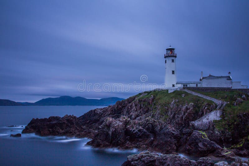 Vit fyr, Fanad huvud, norr Irland royaltyfria foton Vit fyr, Fanad huvud, norr Irland royaltyfria foton