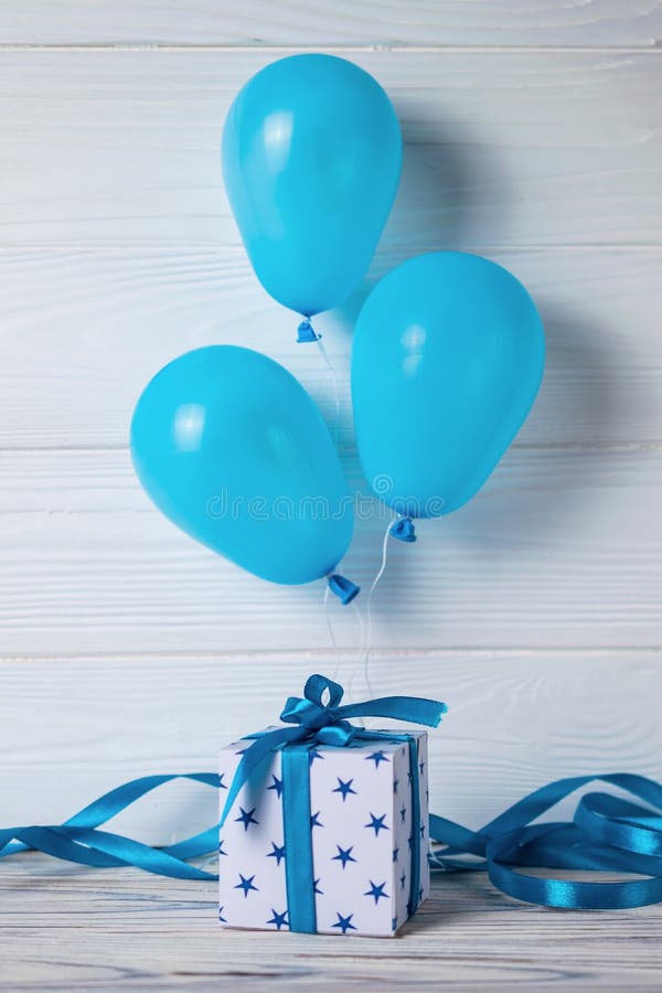 Vit gåvaask med strumpebandsorden och ballonger lyckligt f?delsedagkort royaltyfria bilder Vit gåvaask med strumpebandsorden och ballonger lyckligt f?delsedagkort royaltyfria bilder