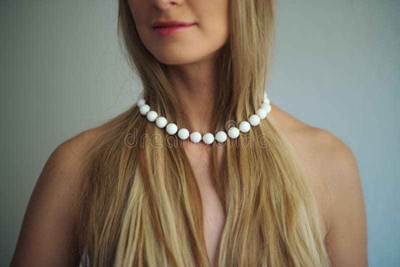 Vit halsband på blont hår arkivbild Vit halsband på blont hår arkivbild