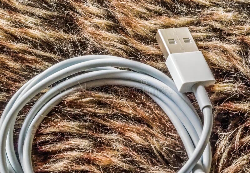Vit kabel för USB telefondator som rullas ihop och läggas på pälsbakgrund fotografering för bildbyråer Vit kabel för USB telefondator som rullas ihop och läggas på pälsbakgrund fotografering för bildbyråer