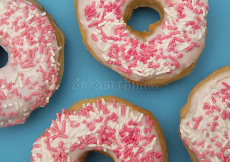 Vit- och rosa färgstänkDonuts royaltyfri foto Vit- och rosa färgstänkDonuts royaltyfri foto