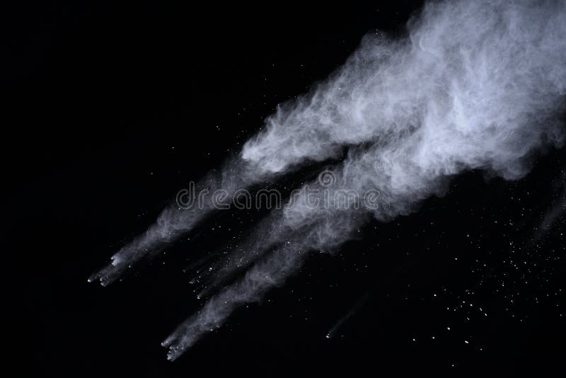 Vit pulverexplosion på svart bakgrund Kulört moln Färgrikt damm exploderar Målarfärg Holi