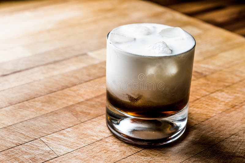Vit rysk coctail på träyttersida royaltyfri foto Vit rysk coctail på träyttersida royaltyfri foto