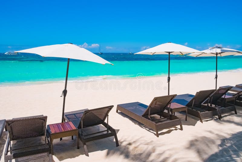 Vit sandstrand med paraplyer, Boracay ö arkivbilder Vit sandstrand med paraplyer, Boracay ö arkivbilder