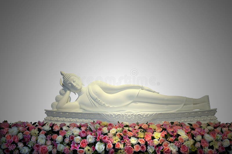 Vit staty för vila buddha med färgrika blommor i huvudsaklig korridor royaltyfri foto Vit staty för vila buddha med färgrika blommor i huvudsaklig korridor royaltyfri foto