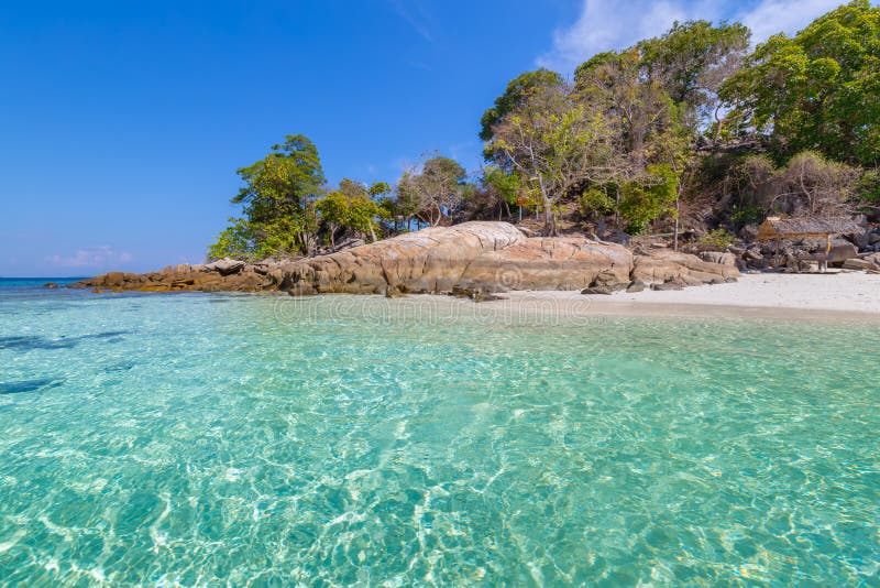 Vit strand med det tropiska havet f?r korallrev i lipe?n Thailand arkivfoto Vit strand med det tropiska havet f?r korallrev i lipe?n Thailand arkivfoto
