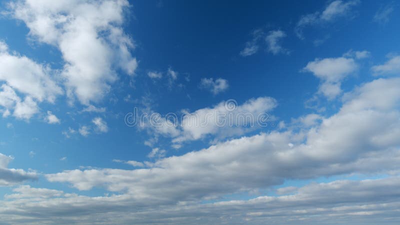 Vit stratocumulus cloudscape på vackert soligt, klart skum. tropiskt sommarsolljus. tidslinje. arkivbild