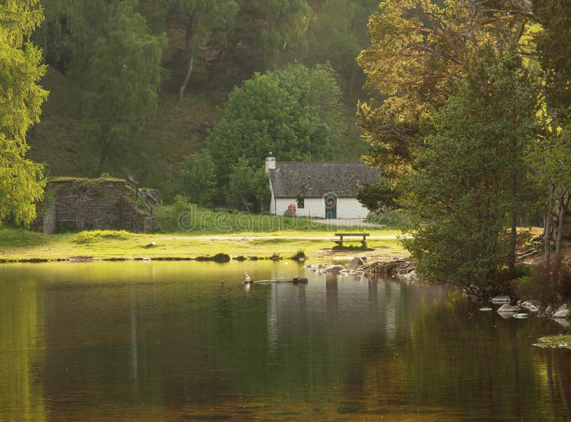 Vit stuga på sjön, Skottland