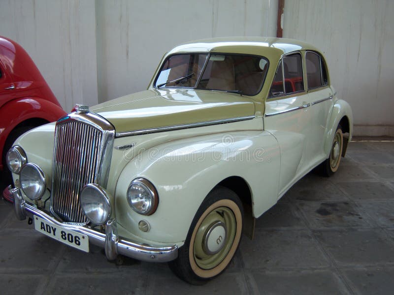 Vit tappningbil på Sudha Cars Museum, Hyderabad royaltyfria bilder Vit tappningbil på Sudha Cars Museum, Hyderabad royaltyfria bilder