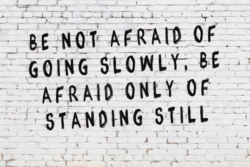 Vit tegelstenv?gg med den m?lade svarta motivational citationsteckeninskriften arkivbild Vit tegelstenv?gg med den m?lade svarta motivational citationsteckeninskriften arkivbild