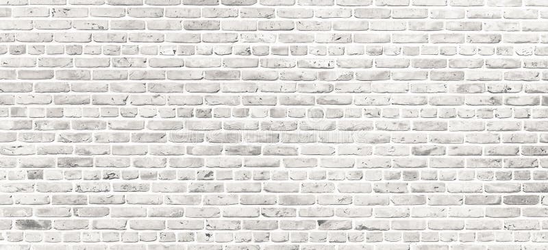 Vit tegelstenvägg Enkel grungy vit tegelstenvägg med ljust - grå bakgrund för textur för skuggamodellyttersida i brett panoramafo royaltyfri fotografi