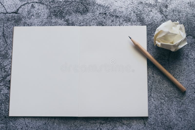 Vit tom tom sida i anteckningsbok, dagbok eller journal med penna för att skriva text eller meddelande och idéer på konkret bakgr royaltyfri fotografi