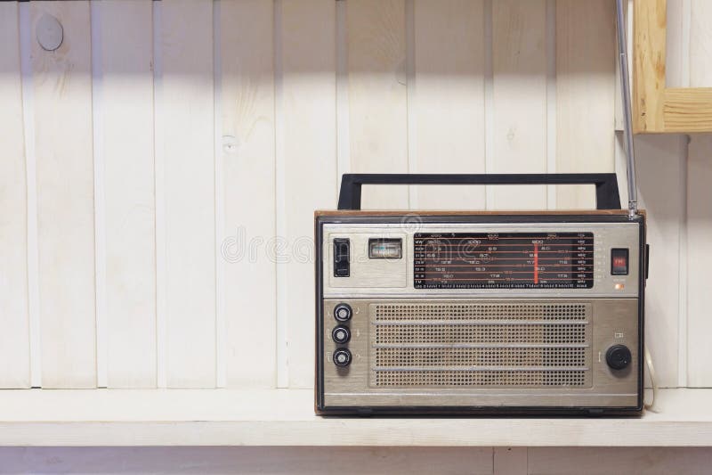 Vit träbakgrund för Retro gammal radioframdel Tappning utformar fotoet royaltyfri foto Vit träbakgrund för Retro gammal radioframdel Tappning utformar fotoet royaltyfri foto