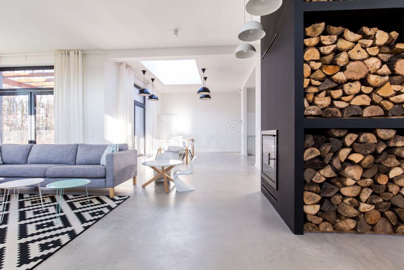 Vit vardagsrum i modernt minimalist hus med det konkreta golvet ...