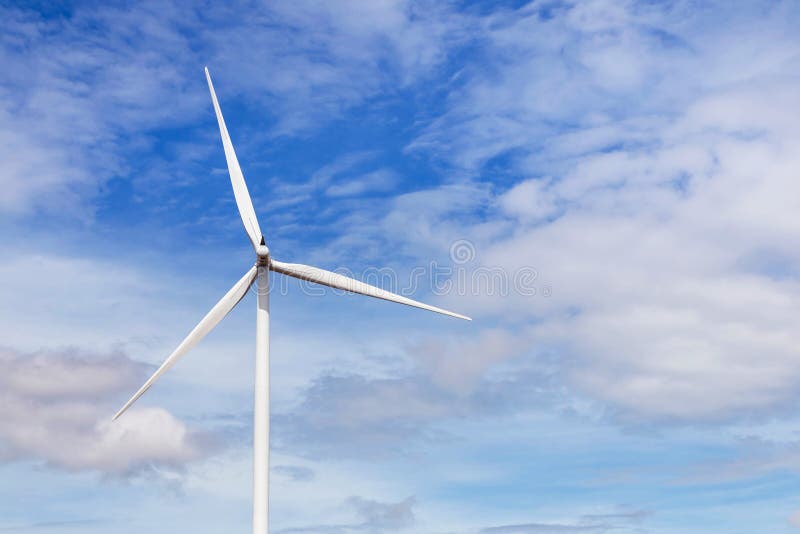 Vit vindturbin som frambringar alternativ förnybara energikällor för elektricitet från naturen i vindkraftstation royaltyfri fotografi Vit vindturbin som frambringar alternativ förnybara energikällor för elektricitet från naturen i vindkraftstation royaltyfri fotografi