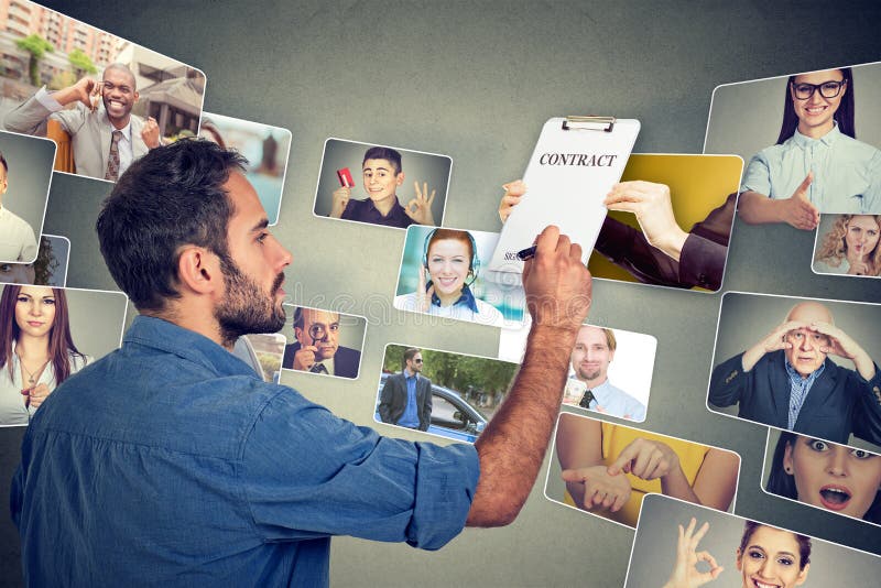 Vita corporativa della gente multiculturale Uomo d'affari che firma su un contratto di lavoro fotografia stock libera da diritti Vita corporativa della gente multiculturale Uomo d'affari che firma su un contratto di lavoro fotografia stock libera da diritti