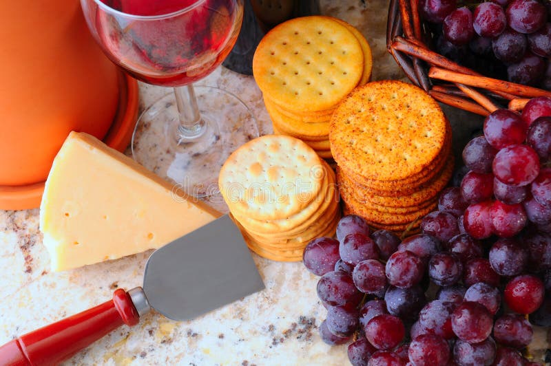 Vita del vino, del formaggio e dei cracker ancora immagine stock libera da diritti Vita del vino, del formaggio e dei cracker ancora immagine stock libera da diritti