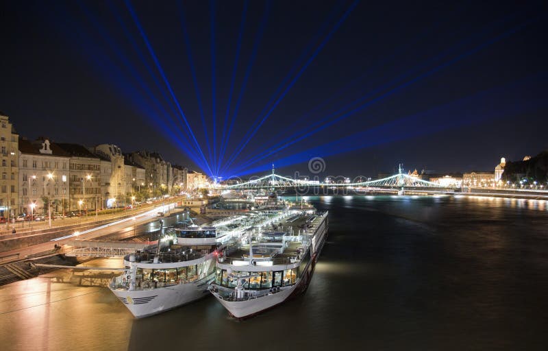 Vita di notte a Budapest fotografia stock libera da diritti Vita di notte a Budapest fotografia stock libera da diritti