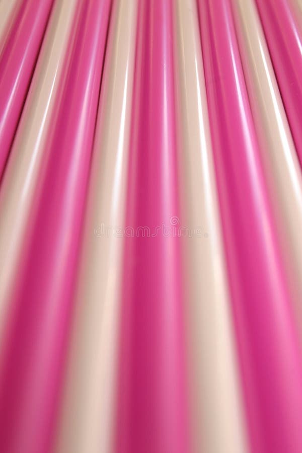 Vita dricka rosa sugrör royaltyfri foto