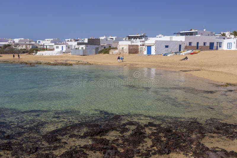 Vita hus p? den LaGraciosa ?n Kanarief?gel? spain arkivbilder Vita hus p? den LaGraciosa ?n Kanarief?gel? spain arkivbilder