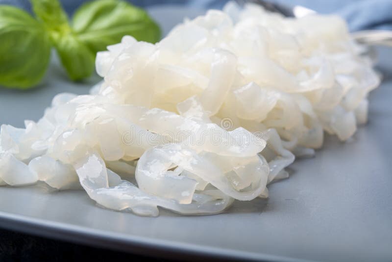 Vita konjac shiratakinudlar, gluten fritt och inget fett bantar asiatisk mat för vegetarian och för strikt vegetarian royaltyfria foton Vita konjac shiratakinudlar, gluten fritt och inget fett bantar asiatisk mat för vegetarian och för strikt vegetarian royaltyfria foton