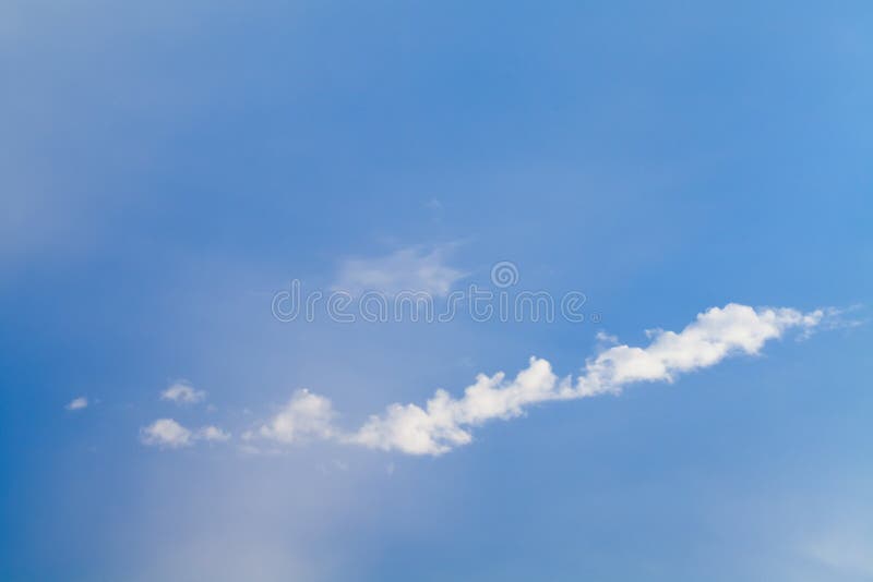 Vita moln bildas i blå himmel royaltyfri bild