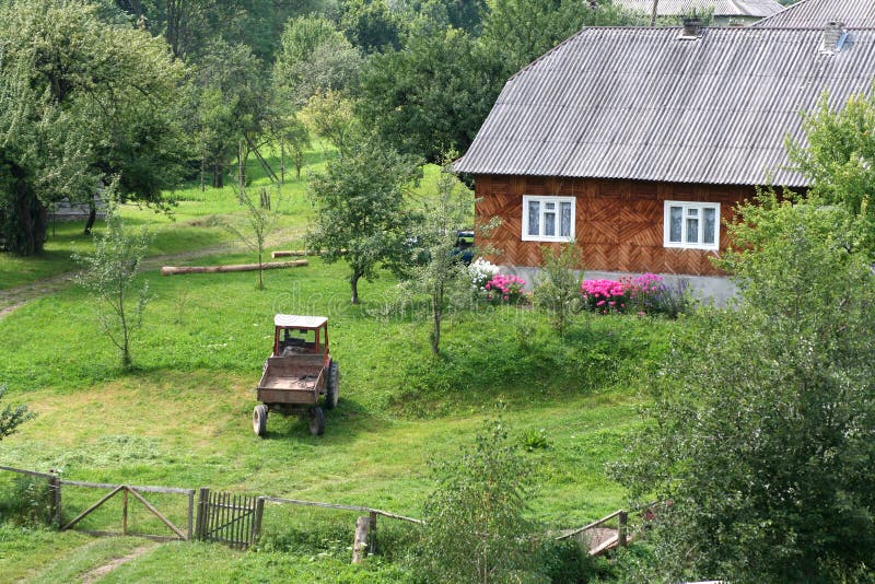Vita nel villaggio Casa ucraina del villaggio fotografia stock Vita nel villaggio Casa ucraina del villaggio fotografia stock