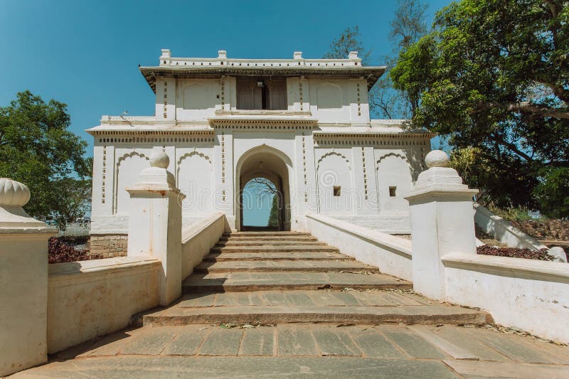 Vita portar i traditionell indisk arkitekturstil Gammal trappa och båge i historiska Indien royaltyfri foto Vita portar i traditionell indisk arkitekturstil Gammal trappa och båge i historiska Indien royaltyfri foto